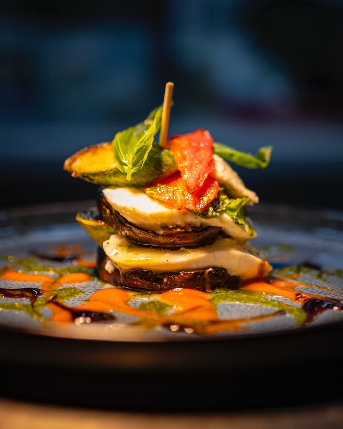 Aubergine & mozzarella — plat servi à La Buvette, restaurant à Agadir