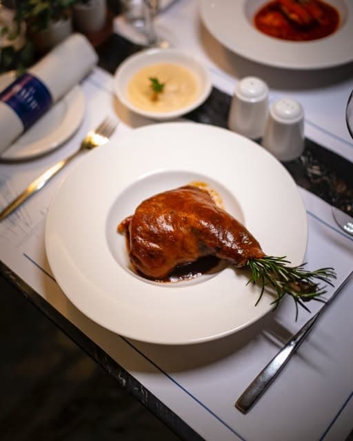 Le confit, jus corsé — plat servi à La Buvette, restaurant à Agadir