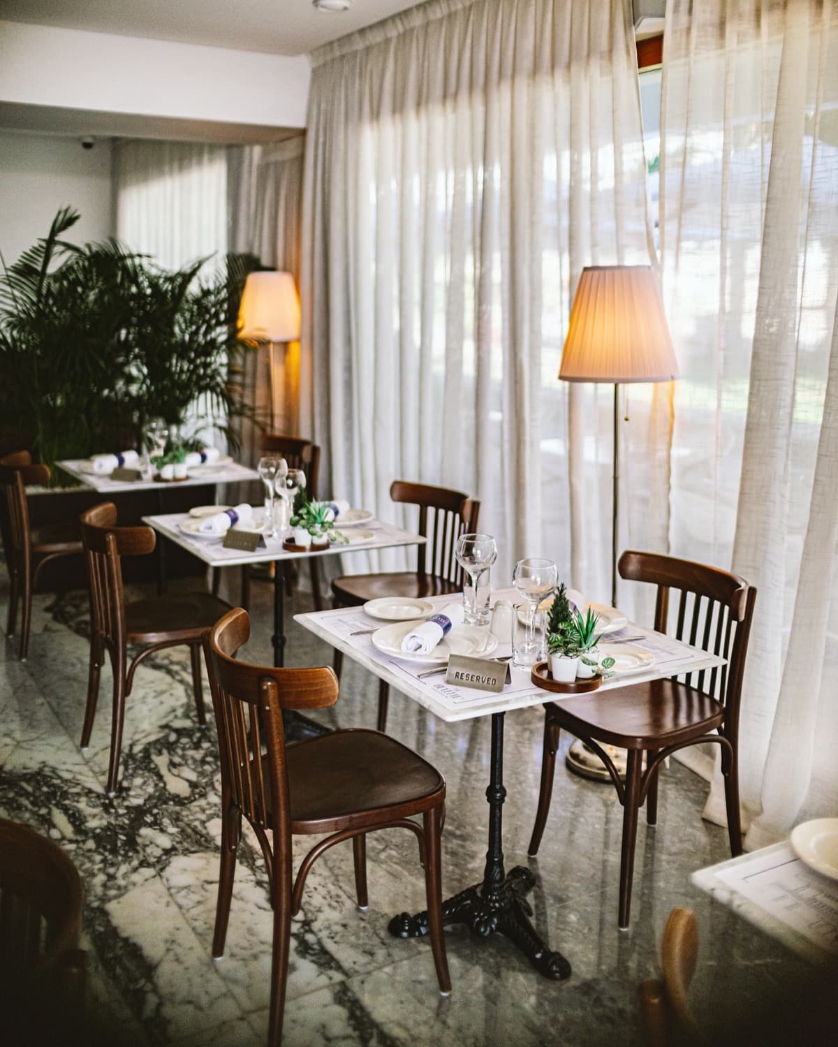 Salle intérieure rénovée de La Buvette, brasserie à Agadir